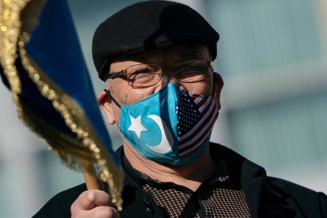Persona uigure durante una protesta en la sede del Departamento de Estado de los Estados Unidos. Foto Afp