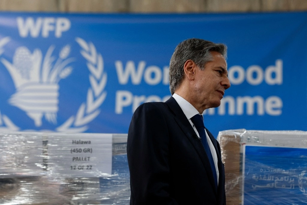 Antony Blinken, secretario de Estado de EU, visitó un almacén del Programa Mundial de Alimentos en Amán, Jordania.   Foto Afp