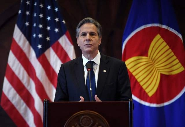 El jefe de la diplomacia estadunidense, Antony Blinken durante su discurso en la Universidad de Indonesia. Foto Afp