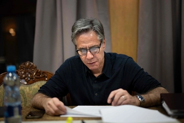 El secretario de Estado de Estados Unidos, Antony Blinken, durante su viaje en un tren de Ucrania a Kiev. Foto Afp