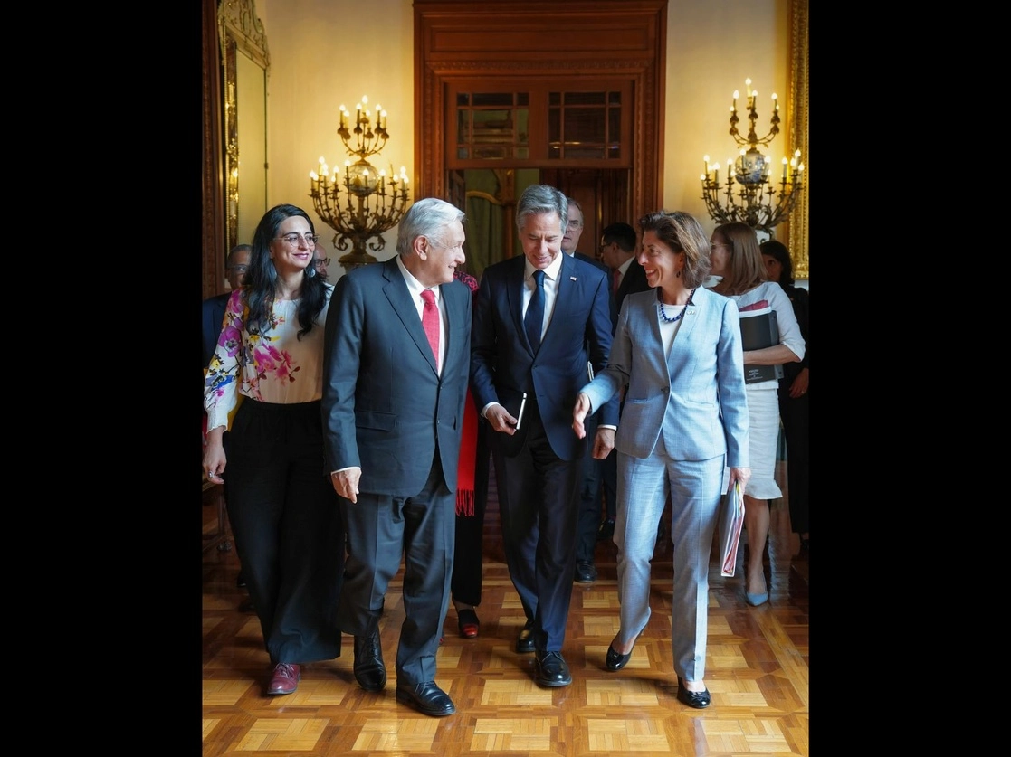 El presidente Andrés Manuel López Obrador recibió ayer a los secretarios de Estado y de Comercio de Estados Unidos, en un encuentro de una hora 50 minutos a puerta cerrada. Antes, en la sesión del segundo Diálogo Económico de Alto Nivel México-Estados Unidos se abordaron los temas de seguridad, migración, tráfico de armas y drogas, y cooperación económica. Foto cortesía Presidencia