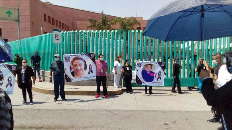 Como parte de la protesta el personal médico del IMSS de Texcoco, mostró imágenes de quienes han sido contagiados por Covid-19 en esta clínica. Foto La Jornada 