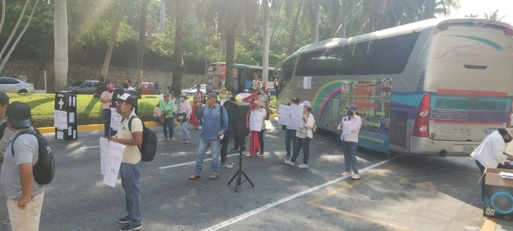 Los docentes arribaron alrededor de las 8:30 horas de este martes al lugar, donde atravesaron un autobús en la Costera Miguel Alemán. Foto Héctor Briseño