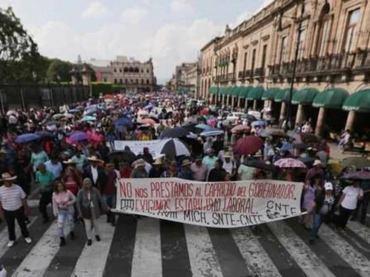 En imagen de archivo, marcha de la CNTE en Michoacán en las inmediaciones de la Casa del Gobierno estatal. Foto Ignacio Juárez / Archivo