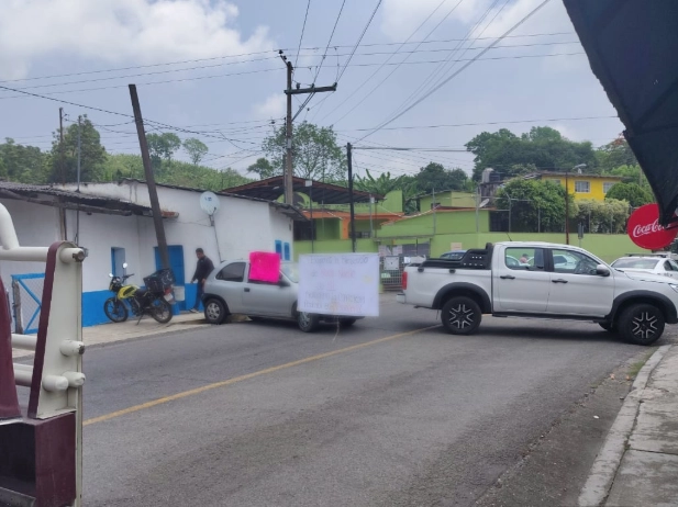 Este lunes, se plantaron frente a la Torre Financiera, a un costado de Plaza Las Américas; y este miércoles tienen programada una marcha masiva, del centro histórico de Morelia a las oficinas generales del gobierno del estado conocidas como Casa Michoacán.