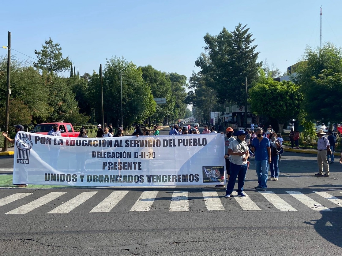 Integrantes de la CNTE bloquearon la avenida Camelinas, en el punto Ventura Puente, para exigir la cancelación de los procedimientos de la Usicamm, el 27 de mayo de 2022. Foto ‘La Jornada’