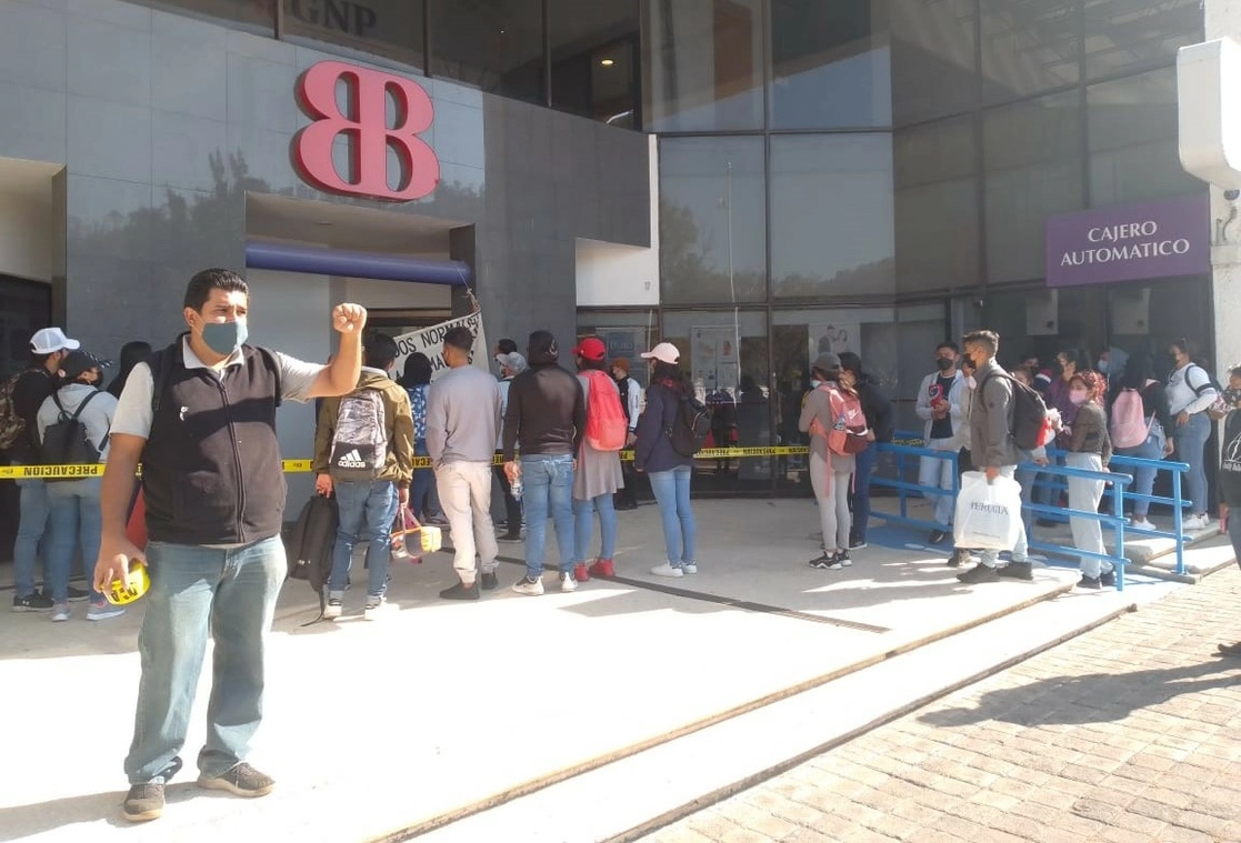 Maestros de la Coordinadora Nacional de Trabajadores de la Educación bloquearon instituciones bancarias de la llamada Torre Financiera de la capital michoacana. Foto cortesía  CNTE