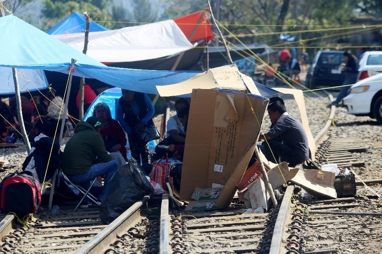 Bloqueo de la CNTE en las vías del tren en Michoacán. Foto Cuartoscuro / Archivo