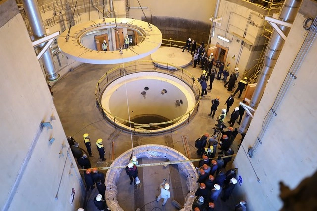 En imagen de archivo, técnicos trabajan en un reactor nuclear en Arak, Irán. Foto Ap