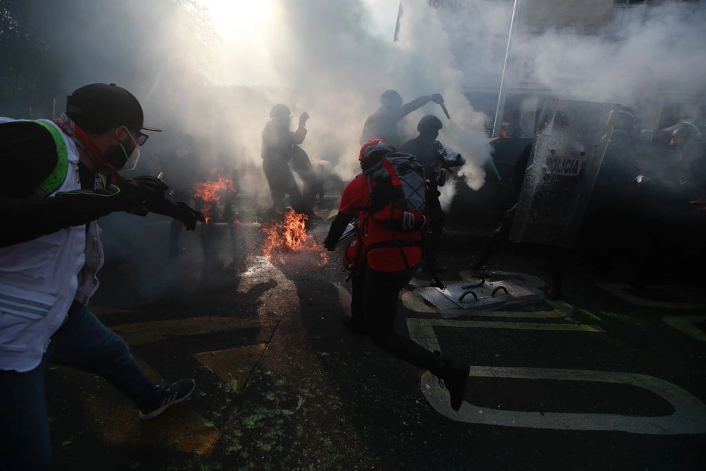 Enfrentamiento entre las autoridades y los anarquitas. Foto Víctor Camacho


