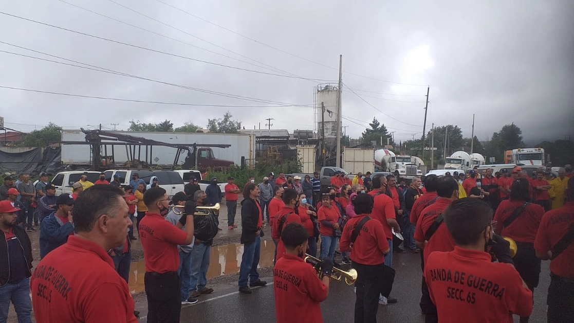 Trabajadores de la sección 65 del Sindicato Nacional de Trabajadores Mineros, Metalúrgicos y Similares de la República Mexicana durante el  bloqueo que realizan en la carretera federal México 2 en el tramo Ímuris-Cananea, en Sonora. Foto cortesía sindicato mineros
