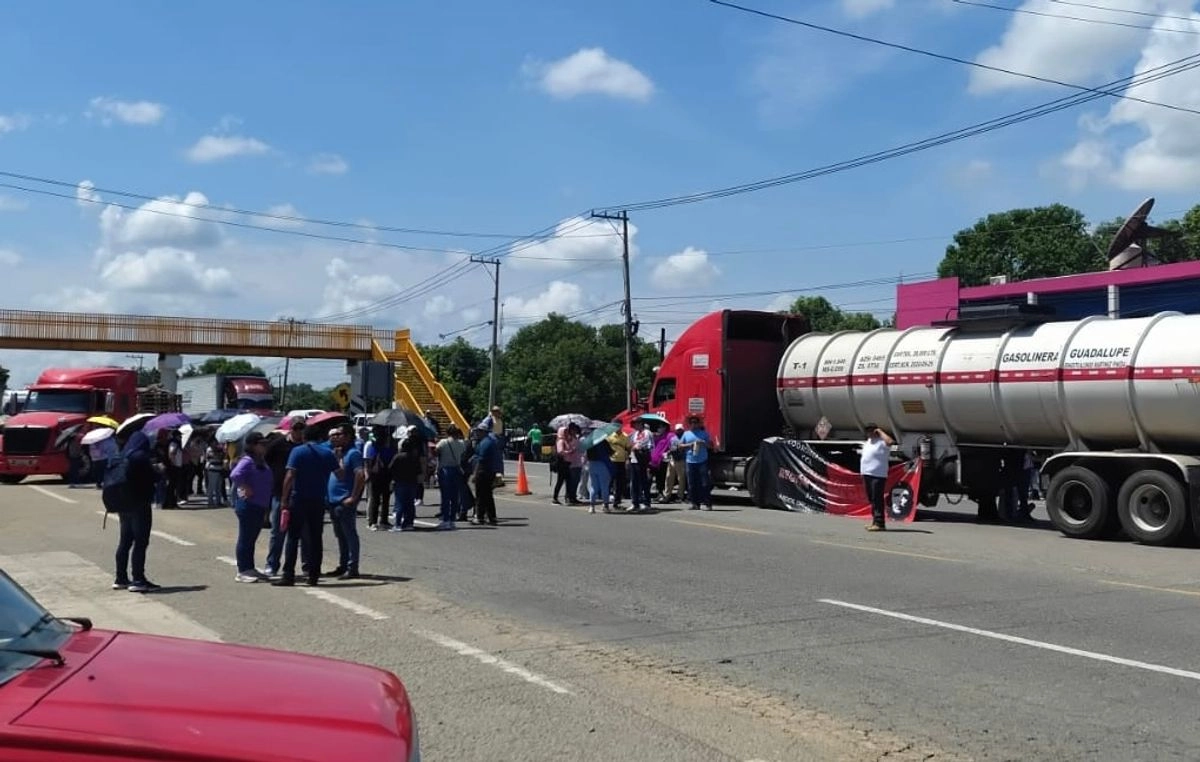 Los inconformes procedentes principalmente de la región Sierra Madre de Chiapas interrumpieron el paso en los cuatro carriles de la autopista México 200, la principal vía del pacífico, lo que afecta a cientos de camiones de carga, automovilistas y pasajeros.