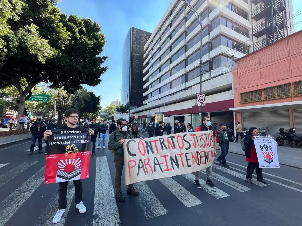Miembros del Sindicato de la Unión de Trabajadores del Instituto de Educación Media Superior de la Ciudad de México bloquean la avenida Fray Servando Teresa de Mier y Simón Bolívar, frente a las oficinas de la Dirección General de Administración de Personal y Desarrollo Administrativo de la Secretaría de Administración y Finanzas, para demandar la creación de plazas y que se anulen las contrataciones parciales a sus empleados, el 27 de enero de 2023. Foto Alfredo Domínguez