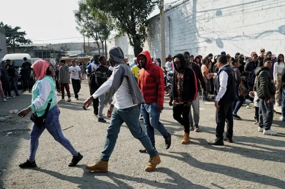 Decenas de migrantes de diferentes países esperan afuera de las instalaciones de la COMAR en Naucalpan, Estado de México, donde intentan obtener documentos para permanecer en el país. Foto Jair Cabrera Torres