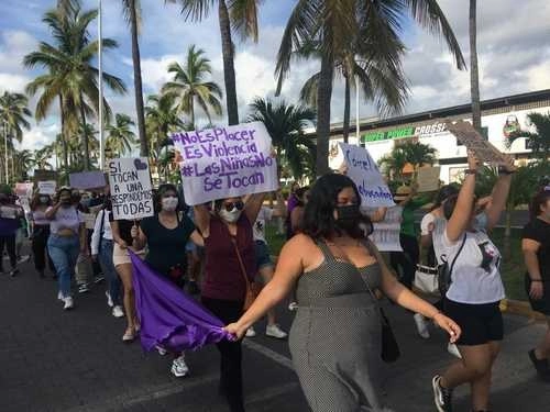 Al menos 500 personas, la mayoría mujeres, protestaron en Puerto Vallarta, Jalisco, a fin de exigir justicia para una menor que sufrió abuso a manos de un funcionario municipal, el 16 de agosto de 2020. Foto Javier Santos