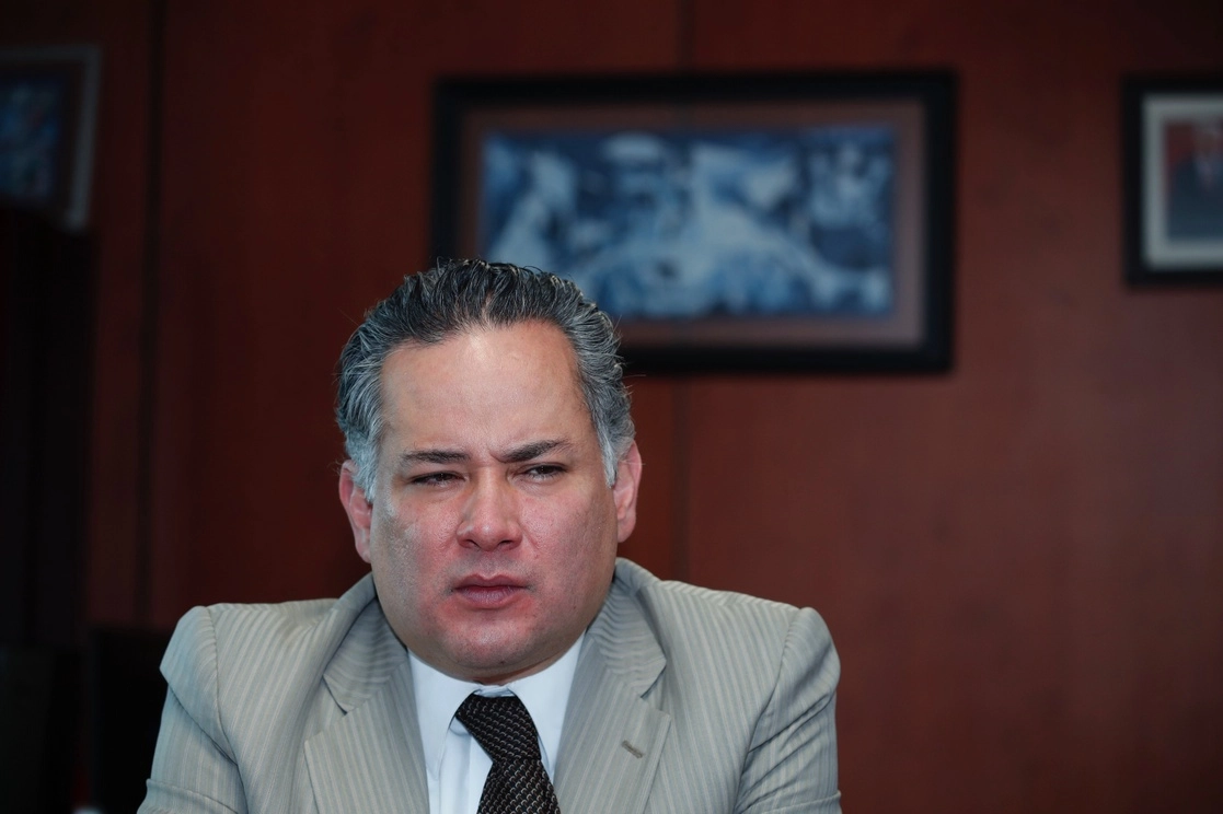 El titular de la UIF, Santiago Nieto, durante una entrevista en las instalaciones de la dependencia el 3 de diciembre de 2020. Foto Cristina Rodríguez