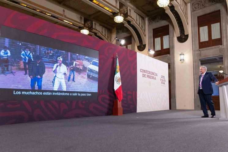 Durante la transmisión del video musical como parte de la conferencia del presidente López Obrador durante su conferencia matutina en Palacio Nacional, en la Ciudad de México, el 6 de julio de 2023. Foto cortesía Presidencia 