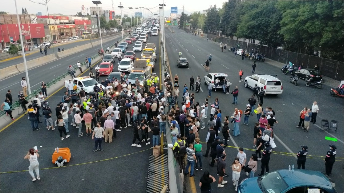 Alrededor de 150 personas bloquearon desde las 9:30 hasta casi las 23 horas el bulevar Ávila Camacho para exigir el arresto del homicida de Hugo Carbajal, de 15 años, en el Estado de México. Foto Silvia Chávez 