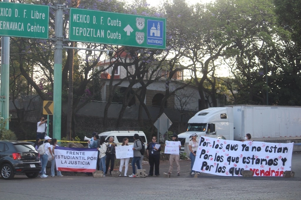 Estudiantes de posgrados del Instituto Nacional de Salud Pública bloquearon los accesos y salidas de la ciudad en la glorieta de la Paloma de la Paz. Foto Rubicela Morelos Cruz