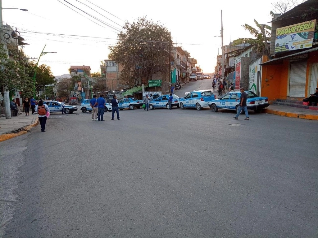 Los manifestantes cerraron con sus vehículos al menos 18 entradas y salidas del municipio de Tlapa de Comonfort este 27 de marzo de 2023. Foto ‘La Jornada’