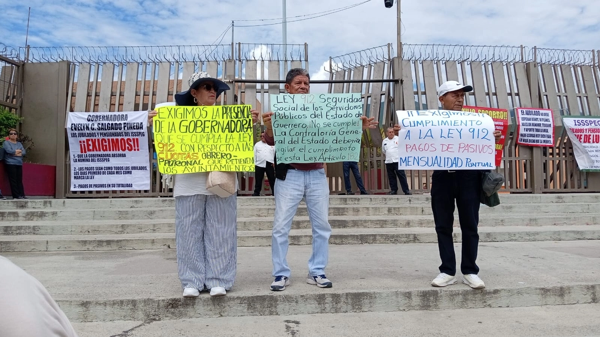 Algunos de los quejosos mostrando carteles. Foto