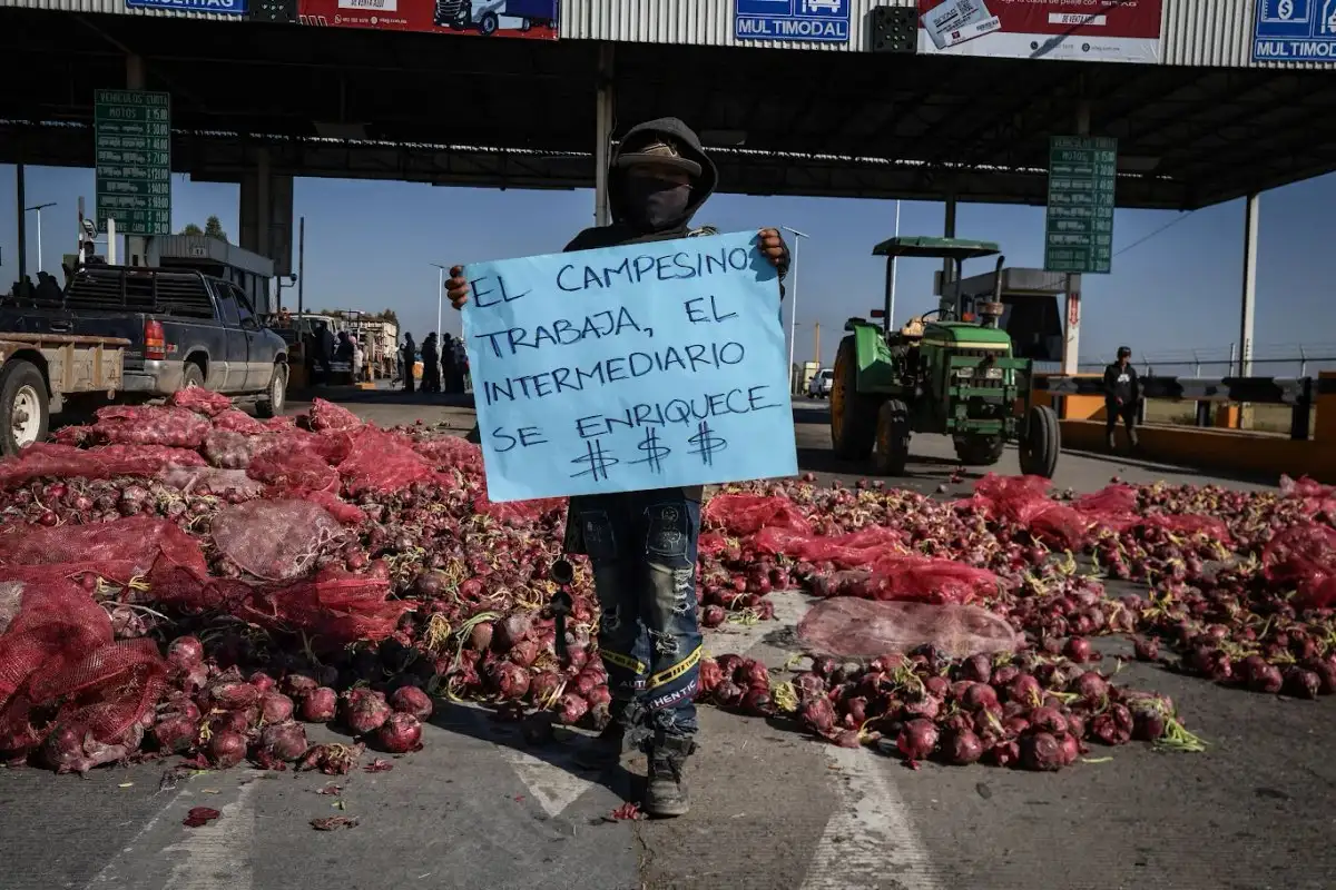 Agricultores bloquearon con costales de cebolla las casetas de cobro de Osiris, en la autopista de Zacatecas a Aguascalientes. Foto 