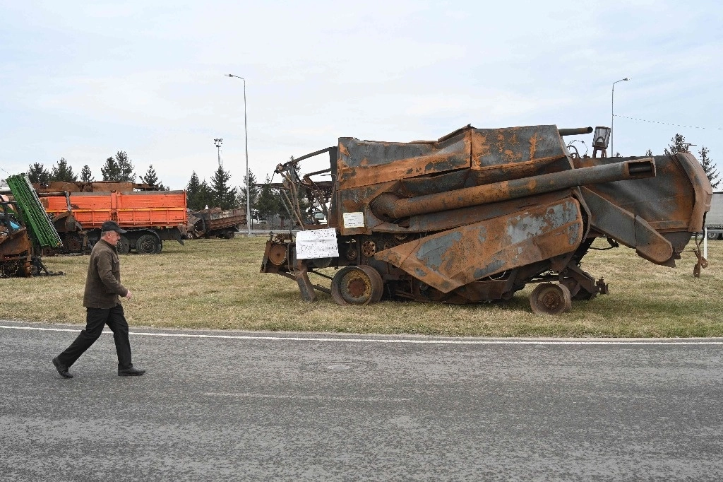 Vehículos agrícolas ucranianos destruidos que fueron llevados a la frontera por agricultores ucranianos en el cruce fronterizo de Krakovets el 25 de febrero de 2024. Foto Afp