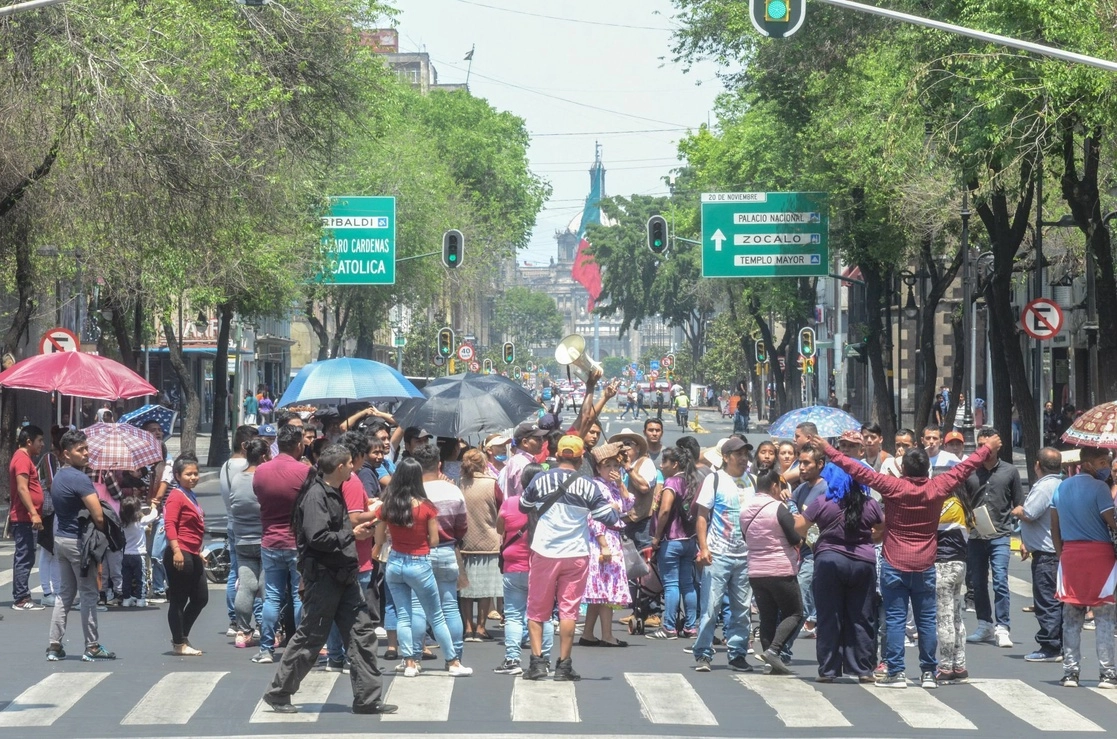 Bloqueo de artesanos en la avenida 20 de noviembre, en el Centro Histórico de la Ciudad de México. Foto Cuartoscuro / Archivo