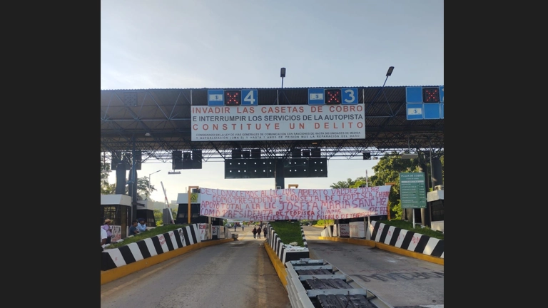 Manta colocada en la caseta de cobro de la carretera de cuota San Cristóbal-Tuxtla Gutiérrez, uno de los puntos en los que se encuentran los inconformes, el 1 de julio de 2022. Foto La Jornada