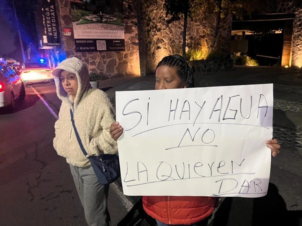 Vecinos de San Bartolo Ameyalco, en la alcaldía Álvaro Obregón, cierran Calzada Desierto de los Leones por falta de agua, el 22 de enero de 2024. Foto María Luisa Severiano