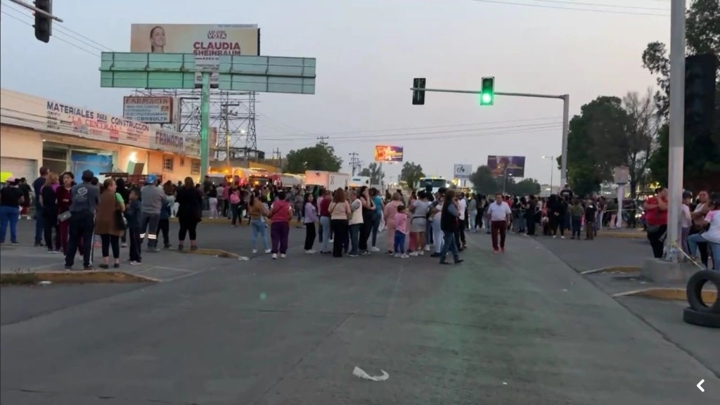 Personas cerraron la vialidad para exigir la presentación con vida del médico. Foto Javier Salinas