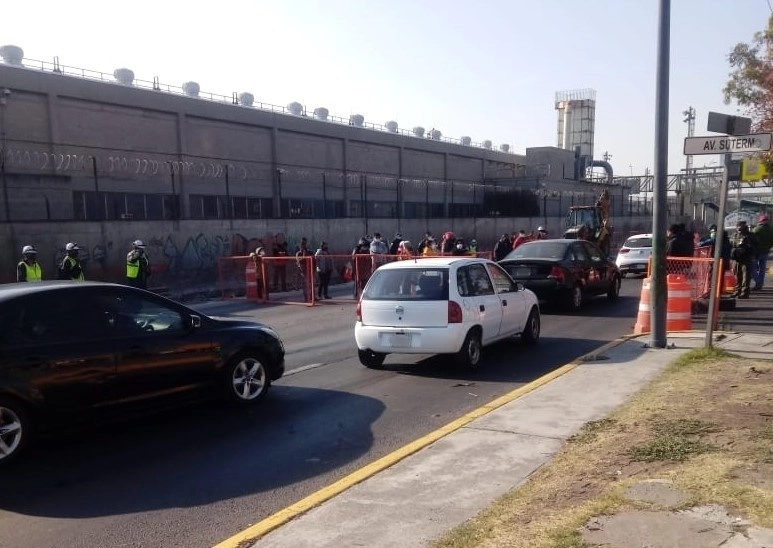 Inconformes bloquean Avenida Central para exigir a las autoridades que se abran los centros de vacunación contra el Covid-19, que desde ayer se anunció que se colocarían este martes y cuya apertura se suspendió de última hora, el 23 de febrero de 2021. Foto ‘La Jornada’