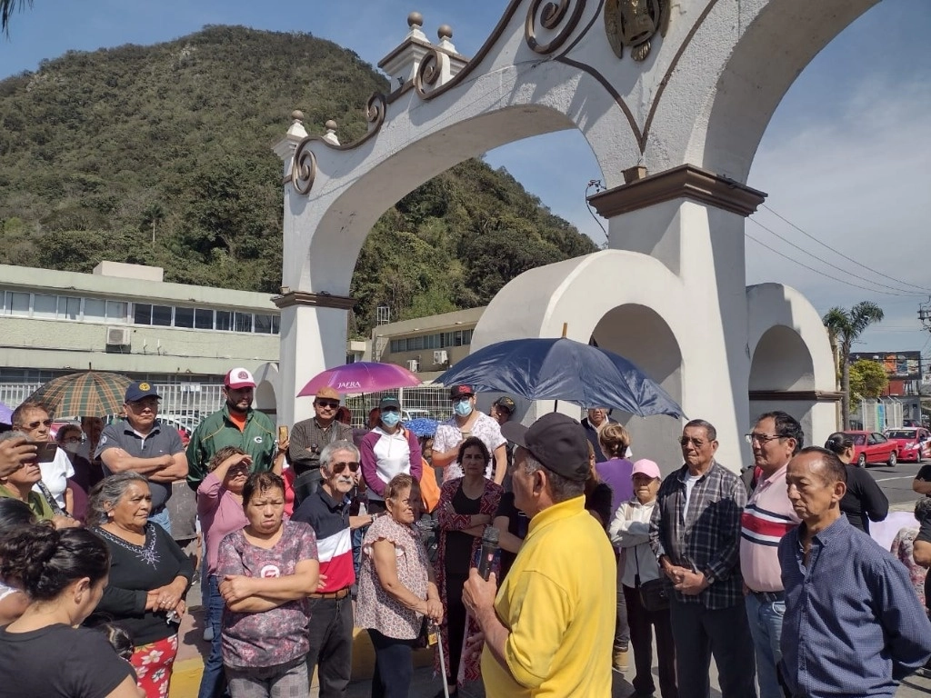Tras dos meses de escasez del agua para cubrir necesidades básicas, habitantes de la comunidad de Vicente Guerrero, en Río Blanco, bloquearon la avenida Camino Nacional, que comunica a Orizaba, para exigir que se atienda la situación. Foto Eirinet Gómez