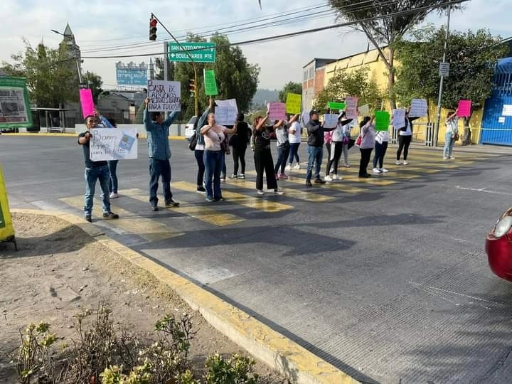 La Asociación de Padres de Familia detalla en el escrito que el compromiso de la autoridad fue efectuar la reubicación de las oficinas de la Supervisión Escolar en tres días, sin embargo, hasta el viernes 12 de abril, no hubo cumplimiento al compromiso, por lo que convocan a la concentración fuera de la escuela. Foto Facebook Leyes de Reforma