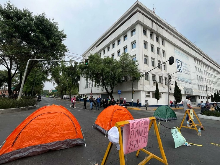 Familiares de Perla Cristal, víctima de feminicidio, piden la destitución de funcionarios de la Fiscalía capitalina. Foto 
Alfredo Domínguez