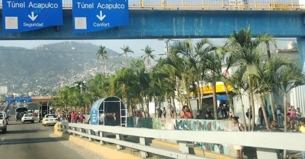 Suspenden servicio de una cantidad importante de taxis colectivos amarillos de la ruta Zapata-Centro, luego de que la tarde del domingo fue atacado a balazos un chofer, el 26 de febrero de 2024. Foto Héctor Briseño
