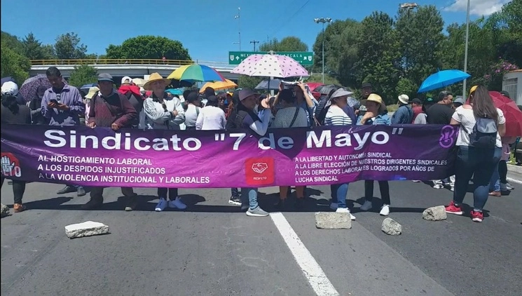Los inconformes cercaron la autopista Tlaxcala–San Martín Texmelucan, el acceso a la capital por la carretera federal a Puebla y calles del centro de la ciudad. Foto Alejandro Ancona