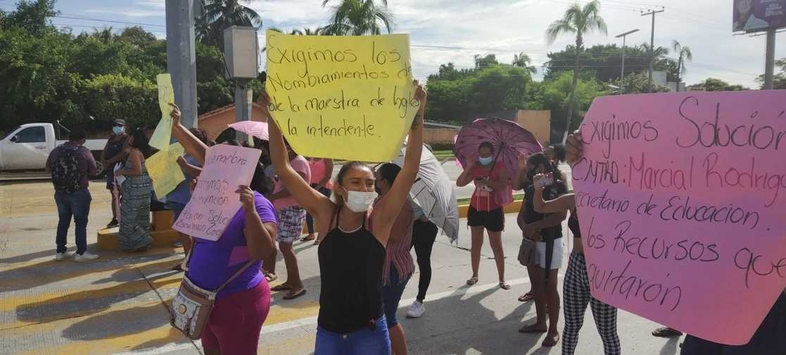 Madres de familia señalan que falta un maestro de ingles y un intendente en la escuela primaria Ignacio Zaragoza. Foto Héctor Briseño