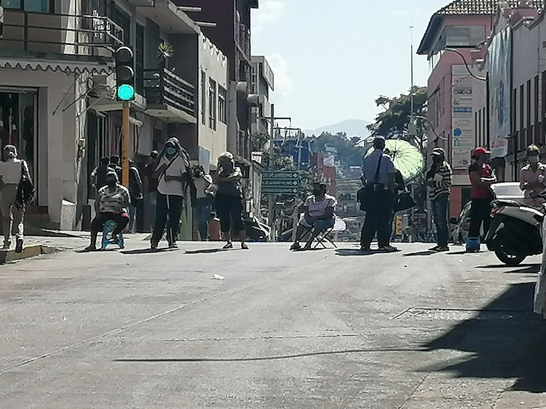 Adultos mayores y personas con capacidades diferentes bloquearon las calles del centro de Chilpancingo, en demanda del pago de sus pensiones y el aguinaldo. Fotos de Sergio Ocampo. 