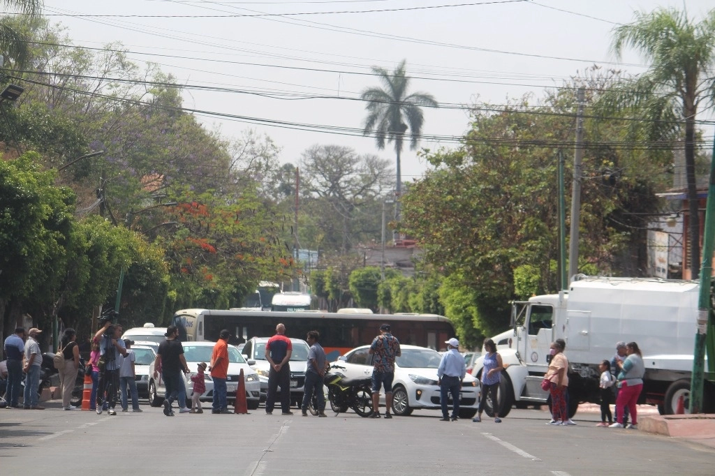 Inconformes con el servicio del Sapac bloquearon la avenida Morelos en Cuernavaca en protesta por la falta de agua, el 13 de abril de 2023. Foto Rubicela Morelos