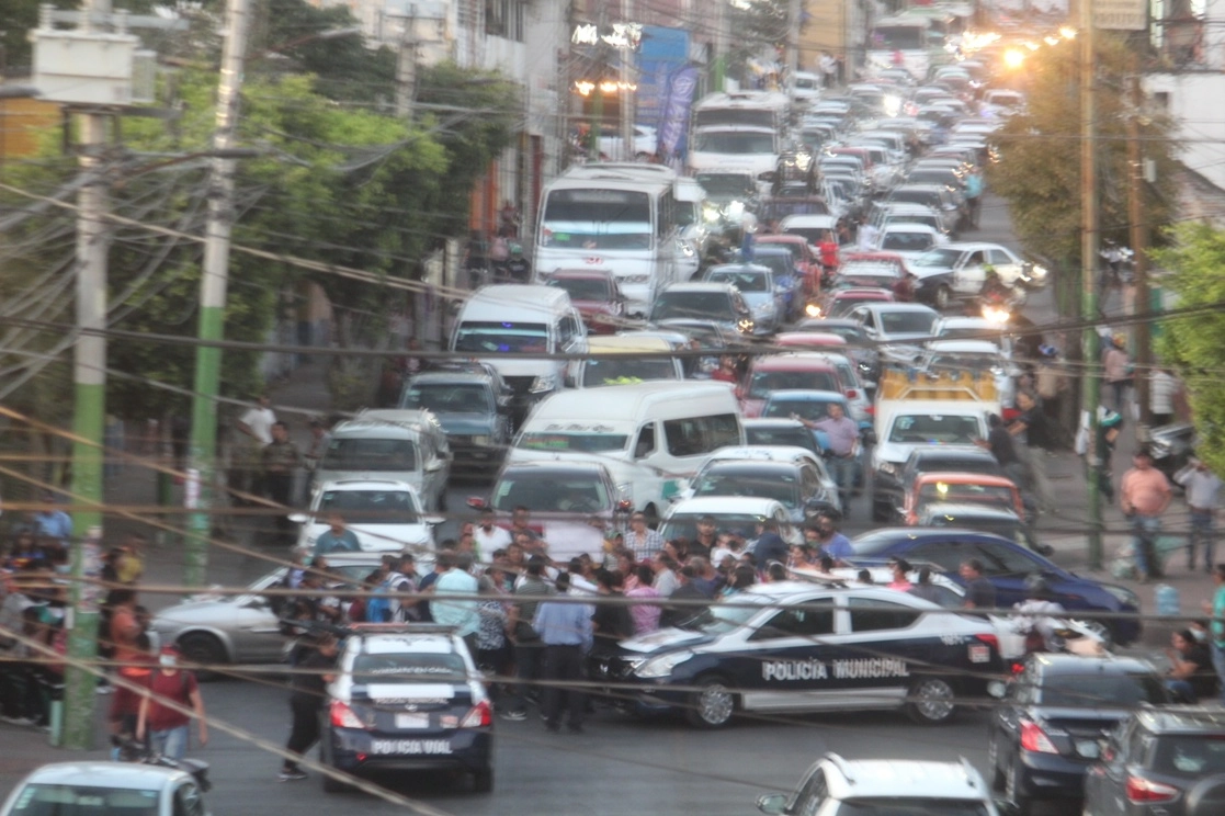 Caos vial en la avenida Morelos por el bloqueo de habitantes de Cuernavaca que exigen mejoras en el servicio de agua potable. Foto Rubicela Morelos