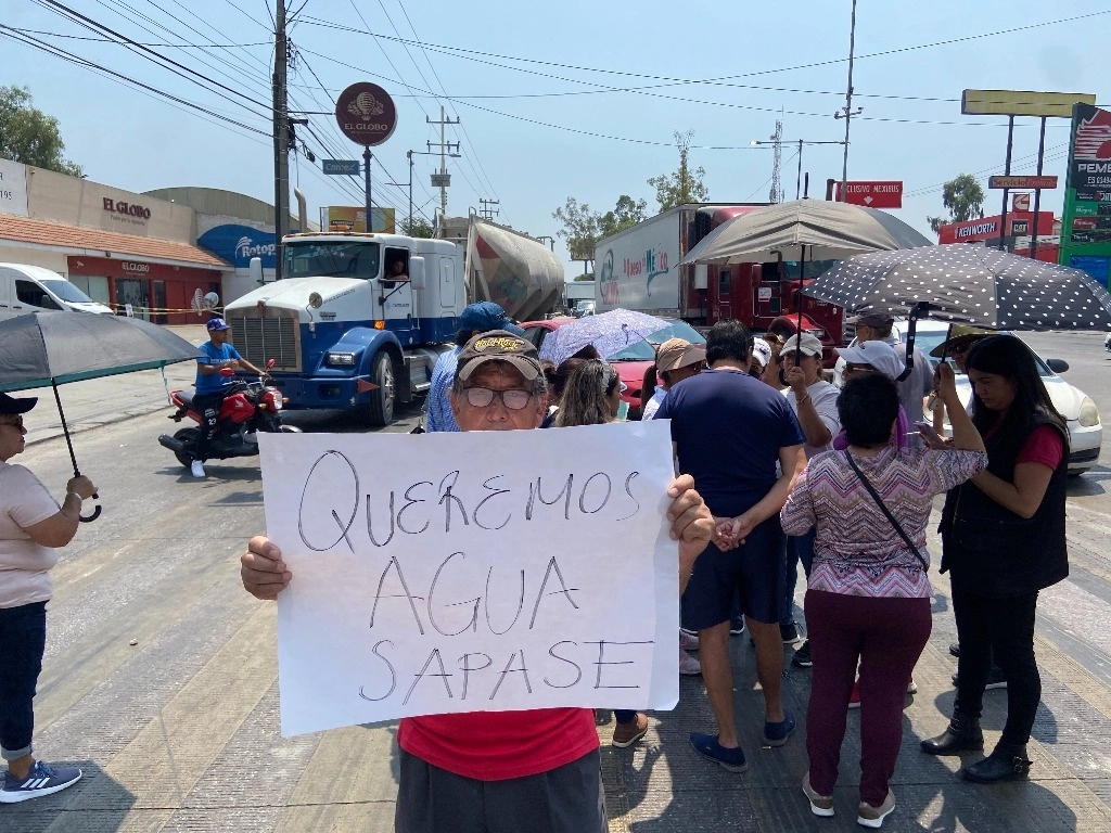 Vecinos de varias colonias de Ecatepec, Edomex, bloquearon la Vía José Lopez Portillo  a la altura de la estación San Carlos de la línea 2 del Mexibús. Foto Javier Salinas Cesáreo