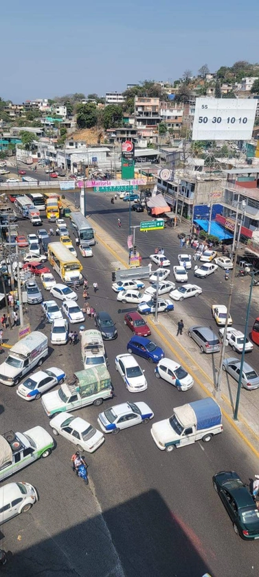 Vista aérea del caos vial por los bloqueos en Acapulco. Foto La Jornada