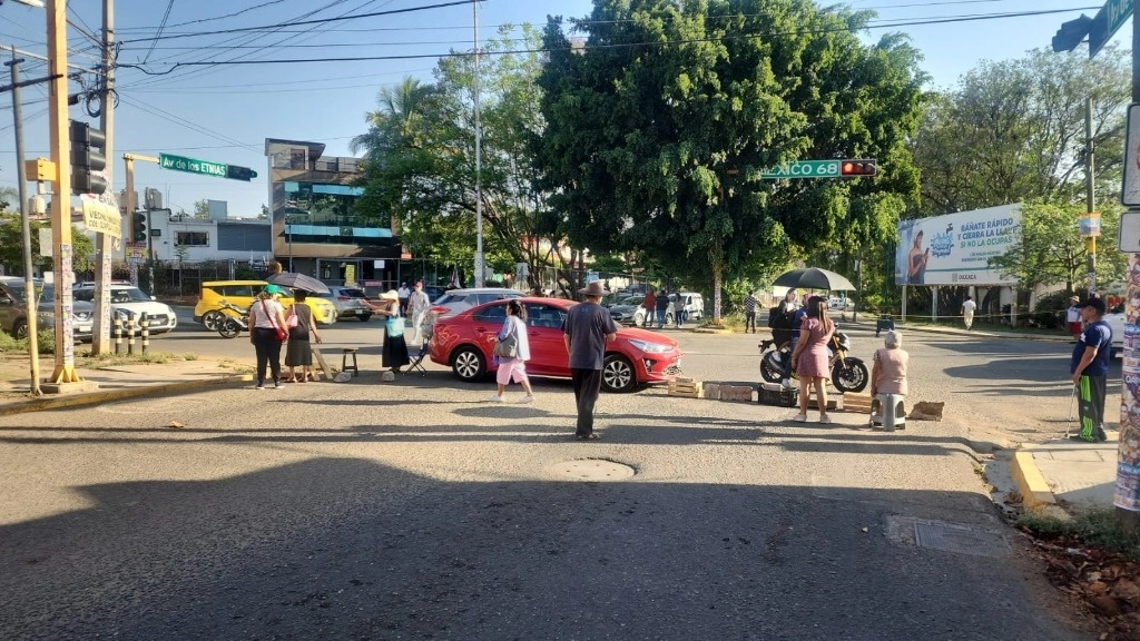 Señalaron que lamentan realizar esta clase de acciones, pues no acostumbran a manifestarse de esta forma y menos afectar a la ciudadanía, sin embargo esto demuestra la desesperación de los vecinos de esta zona ubicada al norte de la ciudad de Oaxaca. Foto Jorge A. Pérez