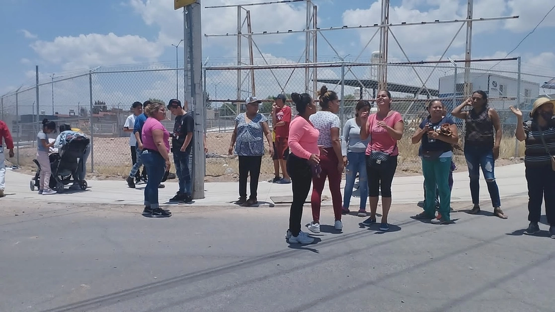 Vecinos del fraccionamiento El Duraznillo bloquearon por una hora la lateral de la carretera 70 oriente, en el municipio de Aguascalientes. Foto Claudio Bañuelos 