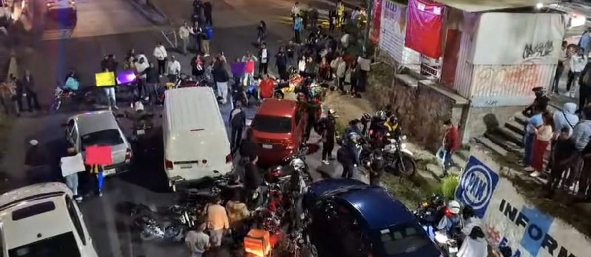 Familiares y amigos bloquearon la carretera Atizapán - Nicolás Romero para exigir la búsqueda de Marisol Marcelo Enríquez. Foto