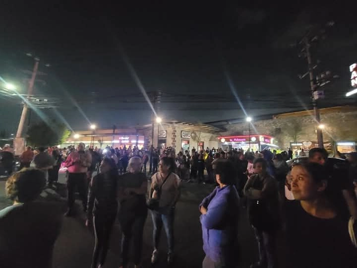Vecinos documentaron la protesta y exigieron que les den solución a sus demandas. Foto