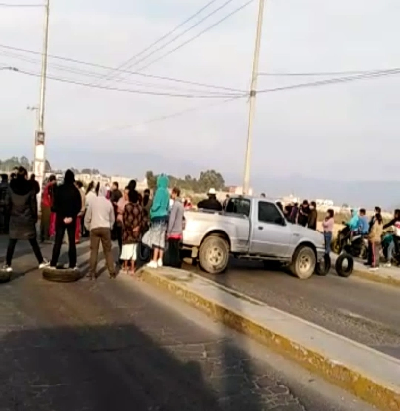 Pobladores colocaron llantas y atravesaron una camioneta para cerrar ambos sentidos de esta vía . Foto La Jornada