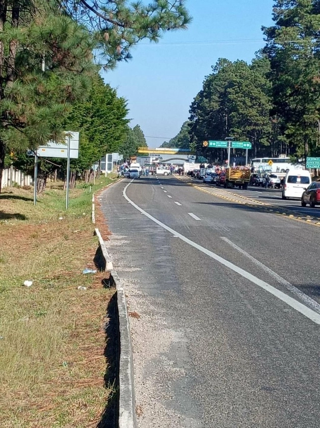 Bloqueo en la carretera de Ocosingo, en imagen de abril pasado. Foto Gabriela Coutiño