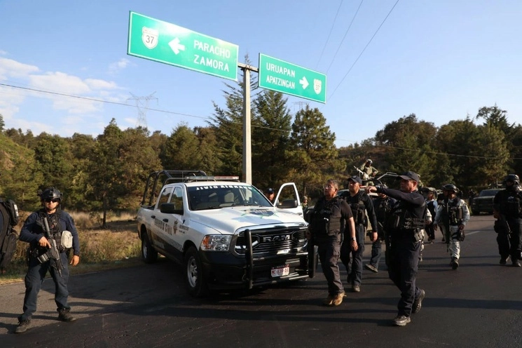 Por la tarde, las fuerzas del orden lograron controlar la gresca y dar fin al bloqueo de la citada carretera. Foto cortesía SSP Michoacán
